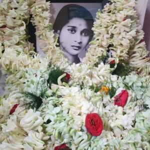 Aparajita Auddy Instagram - আলো কমে আসতে থাকে যখন
নীরবতা জানান দিয়ে যায় সন্ধ্যা নামছে।
তখন চলার গতি কমতে থাকে, 
দূরত্ব অনতিক্রম্য হয়ে ওঠে।
ঢেউ এর দোলায় একঘেয়েমি লাগে
আর বাতাসে শীতের ছোঁয়া,
ঠান্ডা লাগার ভয়।
নিশ্চুপ শর্তবিহীন সমর্পণ পরাজিত হয়ে ফিরে যায়, দূরের অচেনা জাহাজের
চোখ ধাঁধানো আলোর কাছে