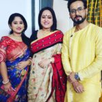 Aparajita Auddy Instagram - এই অভিনেতা কে নতুন করে পরিচয় করানোর কোনোই প্রয়োজন নেই আপনাদের অত্যন্ত প্রিয় রামকৃষ্ণ দেব ( রাসমনি) সিরিয়াল এ... সৌরভ সাহা... আমি এর অন্ধ ভক্ত আজ থেকে না ২০০৭ থেকে যখন সৌরভ বামাক্ষ্যাপা চরিত্রে অভিনয় করত তখন থেকেই..... আজ ঘরে ঘরে zee বাংলা র জন্য ওর বাড়ি গিয়েছিলাম খড়দা তে..... আমি জানি শিল্পী হিসেবে ও যেমন মানুষ কে মুগ্ধ করেছে.... মানুষ হিসেবেও ও অনেক বড় মাপের একজন মানুষ.... অনেকদিন পরে কারোর আন্তরিকতার আর আতিথেয়তার জন্য বার বার চোখে জল এসে যাচ্ছিলো শুধু সৌরভ একাই নয় বাড়ির সবাই এক কথায় অসাধারণ তার সাথে তার এই মিষ্টি বউ টি সুস্মিতা এবং এক টি দুষ্ট ছেলেও আছে.... আমি দক্ষিণী ছবির নায়ক প্রভাস এর খুব নাম শুনেছি সে সবাইকে এত আপন করে নেয় এত অতিথিসেবাপরায়ণ.. আমি শুনেছি.... কিন্তু সৌরভ কে দেখলাম যার কোনো আমি ভাব নেই শুধু সমর্পণ আছে... তাই বোধহয় যেকোনো জ্ঞানী মানুষ কে পর্দায় অত. নিখুঁত ফুটিয়ে তুলতে পারে..... আজ যখন সবাই আমরা পরের প্রজন্মের ব্যবহার এবং তাদের রুচি ও আচার নিয়ে ক্ষোভ প্রকাশ করি তখন এরাই চোখে আঙুল দিয়ে দেখায় আমরা ভুল নিরবচ্ছিন্ন ভালো বা খারাপ কিচ্ছু নেই সব কালে এই দুই মিলে মিশে থাকে আর সব টাই বোধহয় নির্ভর করে বাড়ির শিক্ষার ওপর..... এই সন্তানদের বাবা মায়ের জয়.... আজ আমি বললাম আমি তো এতটা খেতে পারবো না রে সৌরভ বলল তোমার প্রসাদ আমি খেয়ে নেবো.... আমার বাড়ির কোনো সন্তান কখনো এই শিক্ষায় শিক্ষিত হবে কিনা আমি জানি না..... চাইবো এই চৈতন্য যেনো ইশ্বর সবাই কে দেন...... বাবা তোর জয় হোক.... ঠাকুর তোর মধ্যেই আছেন..... আর সবার মধ্যে আছেন যারা এই প্রজন্মের হয়েও শিকড়ের মাহাত্ম্য বোঝে.... 🙏🙏🙏এই আনন্দ সারা জীবনের...#zeebangla