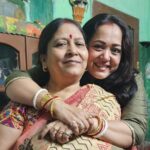 Aparajita Auddy Instagram - আমাদের বাড়ি..... অনেক স্মৃতি অনেক ভালোবাসা অনেক জমে থাকা অভিমানের মধ্যে ও আমাদের বাড়ি টা এখনও এক মুঠো ঠান্ডা বাতাসের মতো.... সব বাড়ির কিছু নিয়ম হয় আমাদের বাড়ির ও অনেক নিয়ম ছিল.... সেই নিয়মের খানিক বাইরেই ছিলো আমার ভাবনা তাই কাজ গুলো আলাদা ছিলো..... এক প্রকারে ভিন্নমত আমার তাই আমারই আমি ছিলাম আমার মতো করে কিন্তু প্রভাব বা সাংস্কৃতি টা আমার এখনো আমার অনেক টা বাড়ির মতই..... যেমন বড়দের ভাবনা বা তাদের ইগো কে মেনে নিয়ে চলা.... সেটা আমরা কখনোই ভাঙিনি.... সেটা কে সম্মান জানিয়ে এক টা অদৃশ্য দেয়াল ছিলো যেটা ভাঙার সাহস আমাদের বর্তমান প্রজন্মের ছিলো না..... আজ মায়ের মৃত্যুর পর বর্তমান টাই শাশ্বত তাই আমরা বাঁধন ভেঙে সবাই আজ এক ফ্রেমে.... আমি বিশ্বাস করি জীবনে কিছু নাহি রয় তোমার আমার পরাজয়.... শুধুই ব্যবহার আর কাজ টা থেকে যাবে...... আর পরের প্রজন্মের কাছে থাকবে আমার শিক্ষা বাকি সবটাই মাটি আর মিথ্যে মায়া..... আজকের দিনটা বিরাট এক টা পাওনা সবার সামনে আমার দুই পরিবারের চিত্র টা দেখাতে পারলাম.... আমার দাদা কে সবাই চেনেন তার বাইরে আমার আর এক দাদা আছেন বড় দাদা ছোট বেলায় আমরা বলতাম আমরা দুই ভাই এক বোন কখনো বলিনি জেঠুর ছেলে.. আছেন বৌদি ভাইপো এবং আমার রানী দিদি যিনি জীবনের শেষ দিনে ও মায়ের হাত ছাড়েন নি মায়ের মুখে শেষ জল টা রানী দিদি দিয়েছেন.... আমার শ্বশুর বাড়িতে আমরা ১০০. জনের পরিবার সবাইকে নিয়ে.... আজ আমার বাড়ির সবাই মিলে আমরা,, ১০৫.।মা আমাদের এক করে দিলেন.... বাকি গল্প আরো নতুন আর রঙিন হোক এবং ক্রমশ থাকুক এটাই ইশ্বরের কাছে কামনা... এই ছবি গুলো তে special হলো আমার পুতুলের ঘর,আমার বড় মার যত্ন নিয়ে সাজানো পুতুল... পুরোনো পাখা এখনও ঘোরে... এবং ঠাকুর দাদাল লাঠি, আমার ঠাকুমার ঘর যেটি এখন ঠাকুর ঘর.... আমরা সত্যি খুব ছাপোশা কিন্তু খুব সত্যি..