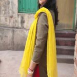 Aparajita Auddy Instagram - আমাদের বাড়ি..... অনেক স্মৃতি অনেক ভালোবাসা অনেক জমে থাকা অভিমানের মধ্যে ও আমাদের বাড়ি টা এখনও এক মুঠো ঠান্ডা বাতাসের মতো.... সব বাড়ির কিছু নিয়ম হয় আমাদের বাড়ির ও অনেক নিয়ম ছিল.... সেই নিয়মের খানিক বাইরেই ছিলো আমার ভাবনা তাই কাজ গুলো আলাদা ছিলো..... এক প্রকারে ভিন্নমত আমার তাই আমারই আমি ছিলাম আমার মতো করে কিন্তু প্রভাব বা সাংস্কৃতি টা আমার এখনো আমার অনেক টা বাড়ির মতই..... যেমন বড়দের ভাবনা বা তাদের ইগো কে মেনে নিয়ে চলা.... সেটা আমরা কখনোই ভাঙিনি.... সেটা কে সম্মান জানিয়ে এক টা অদৃশ্য দেয়াল ছিলো যেটা ভাঙার সাহস আমাদের বর্তমান প্রজন্মের ছিলো না..... আজ মায়ের মৃত্যুর পর বর্তমান টাই শাশ্বত তাই আমরা বাঁধন ভেঙে সবাই আজ এক ফ্রেমে.... আমি বিশ্বাস করি জীবনে কিছু নাহি রয় তোমার আমার পরাজয়.... শুধুই ব্যবহার আর কাজ টা থেকে যাবে...... আর পরের প্রজন্মের কাছে থাকবে আমার শিক্ষা বাকি সবটাই মাটি আর মিথ্যে মায়া..... আজকের দিনটা বিরাট এক টা পাওনা সবার সামনে আমার দুই পরিবারের চিত্র টা দেখাতে পারলাম.... আমার দাদা কে সবাই চেনেন তার বাইরে আমার আর এক দাদা আছেন বড় দাদা ছোট বেলায় আমরা বলতাম আমরা দুই ভাই এক বোন কখনো বলিনি জেঠুর ছেলে.. আছেন বৌদি ভাইপো এবং আমার রানী দিদি যিনি জীবনের শেষ দিনে ও মায়ের হাত ছাড়েন নি মায়ের মুখে শেষ জল টা রানী দিদি দিয়েছেন.... আমার শ্বশুর বাড়িতে আমরা ১০০. জনের পরিবার সবাইকে নিয়ে.... আজ আমার বাড়ির সবাই মিলে আমরা,, ১০৫.।মা আমাদের এক করে দিলেন.... বাকি গল্প আরো নতুন আর রঙিন হোক এবং ক্রমশ থাকুক এটাই ইশ্বরের কাছে কামনা... এই ছবি গুলো তে special হলো আমার পুতুলের ঘর,আমার বড় মার যত্ন নিয়ে সাজানো পুতুল... পুরোনো পাখা এখনও ঘোরে... এবং আমার ঠাকুর দাদা র লাঠি, আমার ঠাকুমার ঘর যেটি এখন ঠাকুর ঘর.... আমরা সত্যি খুব ছাপোশা কিন্তু খুব সত্যি..