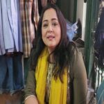 Aparajita Auddy Instagram - আমাদের বাড়ি..... অনেক স্মৃতি অনেক ভালোবাসা অনেক জমে থাকা অভিমানের মধ্যে ও আমাদের বাড়ি টা এখনও এক মুঠো ঠান্ডা বাতাসের মতো.... সব বাড়ির কিছু নিয়ম হয় আমাদের বাড়ির ও অনেক নিয়ম ছিল.... সেই নিয়মের খানিক বাইরেই ছিলো আমার ভাবনা তাই কাজ গুলো আলাদা ছিলো..... এক প্রকারে ভিন্নমত আমার তাই আমারই আমি ছিলাম আমার মতো করে কিন্তু প্রভাব বা সাংস্কৃতি টা আমার এখনো আমার অনেক টা বাড়ির মতই..... যেমন বড়দের ভাবনা বা তাদের ইগো কে মেনে নিয়ে চলা.... সেটা আমরা কখনোই ভাঙিনি.... সেটা কে সম্মান জানিয়ে এক টা অদৃশ্য দেয়াল ছিলো যেটা ভাঙার সাহস আমাদের বর্তমান প্রজন্মের ছিলো না..... আজ মায়ের মৃত্যুর পর বর্তমান টাই শাশ্বত তাই আমরা বাঁধন ভেঙে সবাই আজ এক ফ্রেমে.... আমি বিশ্বাস করি জীবনে কিছু নাহি রয় তোমার আমার পরাজয়.... শুধুই ব্যবহার আর কাজ টা থেকে যাবে...... আর পরের প্রজন্মের কাছে থাকবে আমার শিক্ষা বাকি সবটাই মাটি আর মিথ্যে মায়া..... আজকের দিনটা বিরাট এক টা পাওনা সবার সামনে আমার দুই পরিবারের চিত্র টা দেখাতে পারলাম.... আমার দাদা কে সবাই চেনেন তার বাইরে আমার আর এক দাদা আছেন বড় দাদা ছোট বেলায় আমরা বলতাম আমরা দুই ভাই এক বোন কখনো বলিনি জেঠুর ছেলে.. আছেন বৌদি ভাইপো এবং আমার রানী দিদি যিনি জীবনের শেষ দিনে ও মায়ের হাত ছাড়েন নি মায়ের মুখে শেষ জল টা রানী দিদি দিয়েছেন.... আমার শ্বশুর বাড়িতে আমরা ১০০. জনের পরিবার সবাইকে নিয়ে.... আজ আমার বাড়ির সবাই মিলে আমরা,, ১০৫.।মা আমাদের এক করে দিলেন.... বাকি গল্প আরো নতুন আর রঙিন হোক এবং ক্রমশ থাকুক এটাই ইশ্বরের কাছে কামনা... এই ছবি গুলো তে special হলো আমার পুতুলের ঘর,আমার বড় মার যত্ন নিয়ে সাজানো পুতুল... পুরোনো পাখা এখনও ঘোরে... এবং আমার ঠাকুর দাদা র লাঠি, আমার ঠাকুমার ঘর যেটি এখন ঠাকুর ঘর.... আমরা সত্যি খুব ছাপোশা কিন্তু খুব সত্যি..