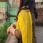 Aparajita Auddy Instagram - আমাদের বাড়ি..... অনেক স্মৃতি অনেক ভালোবাসা অনেক জমে থাকা অভিমানের মধ্যে ও আমাদের বাড়ি টা এখনও এক মুঠো ঠান্ডা বাতাসের মতো.... সব বাড়ির কিছু নিয়ম হয় আমাদের বাড়ির ও অনেক নিয়ম ছিল.... সেই নিয়মের খানিক বাইরেই ছিলো আমার ভাবনা তাই কাজ গুলো আলাদা ছিলো..... এক প্রকারে ভিন্নমত আমার তাই আমারই আমি ছিলাম আমার মতো করে কিন্তু প্রভাব বা সাংস্কৃতি টা আমার এখনো আমার অনেক টা বাড়ির মতই..... যেমন বড়দের ভাবনা বা তাদের ইগো কে মেনে নিয়ে চলা.... সেটা আমরা কখনোই ভাঙিনি.... সেটা কে সম্মান জানিয়ে এক টা অদৃশ্য দেয়াল ছিলো যেটা ভাঙার সাহস আমাদের বর্তমান প্রজন্মের ছিলো না..... আজ মায়ের মৃত্যুর পর বর্তমান টাই শাশ্বত তাই আমরা বাঁধন ভেঙে সবাই আজ এক ফ্রেমে.... আমি বিশ্বাস করি জীবনে কিছু নাহি রয় তোমার আমার পরাজয়.... শুধুই ব্যবহার আর কাজ টা থেকে যাবে...... আর পরের প্রজন্মের কাছে থাকবে আমার শিক্ষা বাকি সবটাই মাটি আর মিথ্যে মায়া..... আজকের দিনটা বিরাট এক টা পাওনা সবার সামনে আমার দুই পরিবারের চিত্র টা দেখাতে পারলাম.... আমার দাদা কে সবাই চেনেন তার বাইরে আমার আর এক দাদা আছেন বড় দাদা ছোট বেলায় আমরা বলতাম আমরা দুই ভাই এক বোন কখনো বলিনি জেঠুর ছেলে.. আছেন বৌদি ভাইপো এবং আমার রানী দিদি যিনি জীবনের শেষ দিনে ও মায়ের হাত ছাড়েন নি মায়ের মুখে শেষ জল টা রানী দিদি দিয়েছেন.... আমার শ্বশুর বাড়িতে আমরা ১০০. জনের পরিবার সবাইকে নিয়ে.... আজ আমার বাড়ির সবাই মিলে আমরা,, ১০৫.।মা আমাদের এক করে দিলেন.... বাকি গল্প আরো নতুন আর রঙিন হোক এবং ক্রমশ থাকুক এটাই ইশ্বরের কাছে কামনা... এই ছবি গুলো তে special হলো আমার পুতুলের ঘর,আমার বড় মার যত্ন নিয়ে সাজানো পুতুল... পুরোনো পাখা এখনও ঘোরে... এবং আমার ঠাকুর দাদা র লাঠি, আমার ঠাকুমার ঘর যেটি এখন ঠাকুর ঘর.... আমরা সত্যি খুব ছাপোশা কিন্তু খুব সত্যি..