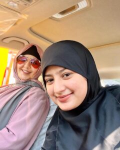 Arishfa Khan Instagram - "Labon par uske kabhi baddua nahi hoti,
Bas ek maa hai
Jo kabhi khafa nahi hoti." 🌎💕

Assalamualaikum Warahmatullahi Wabarakatuh. Jummah Mubarak❤️

#jummahmubarak #momdaughter #bond