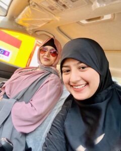 Arishfa Khan Instagram - "Labon par uske kabhi baddua nahi hoti,
Bas ek maa hai
Jo kabhi khafa nahi hoti." 🌎💕

Assalamualaikum Warahmatullahi Wabarakatuh. Jummah Mubarak❤️

#jummahmubarak #momdaughter #bond