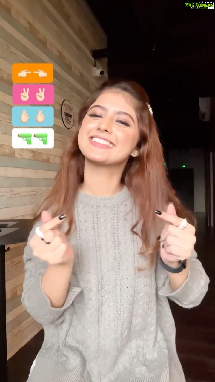 Arishfa Khan Instagram - Super cute emoji dance trend💗😍 • 📍: @thribecreatorslab 🧪 • #100ReelsByAK #Reel26 #Day08 #arishfakhan #dance #emojidance #emojichallenge #trending #reels #reelsinstagram #reelitfeelit