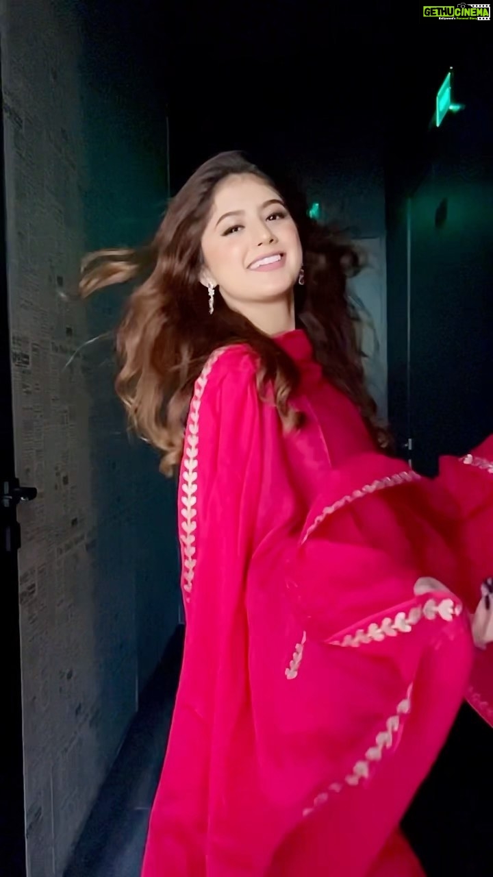 Arishfa Khan Instagram - Tumsa koi pyaara💙✨ • 📍: @thribecreatorslab 💫 • #100ReelsByAK #Reel23 #Day08 #arishfakhan #tumsakoipyaara #kyacheezhotumkhudtumhemalumnhihai #transition #transformation #slowmo #reels #reelsinstagram #reelitfeelit