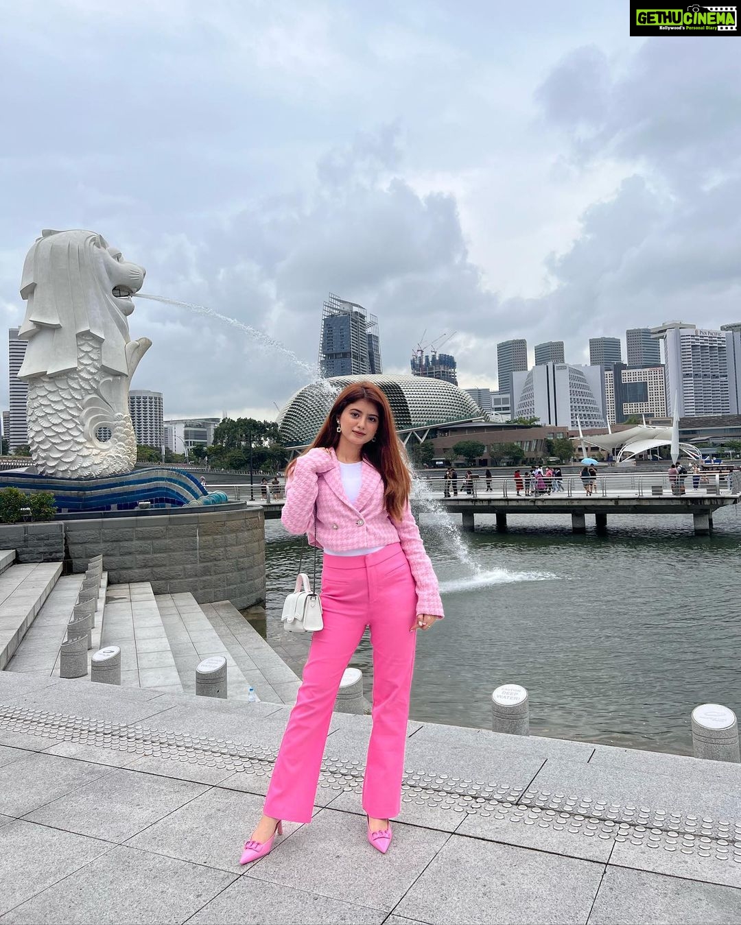Arishfa Khan Instagram - Explore the world, Life is too short to wait.🌎💗 . . . #merlionpark #singapore #travel #throwback #arishfatraveldiaries #arishfastyledairies #memories #happiness Merlion Park • Singapore