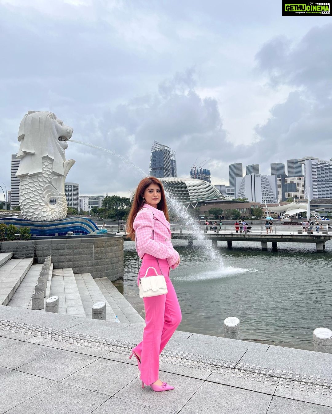 Arishfa Khan Instagram - Explore the world, Life is too short to wait.🌎💗 . . . #merlionpark #singapore #travel #throwback #arishfatraveldiaries #arishfastyledairies #memories #happiness Merlion Park • Singapore