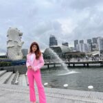 Arishfa Khan Instagram - Explore the world, Life is too short to wait.🌎💗 . . . #merlionpark #singapore #travel #throwback #arishfatraveldiaries #arishfastyledairies #memories #happiness Merlion Park • Singapore