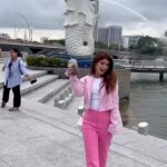 Arishfa Khan Instagram - Do you’ll want me to make more styling videos??💗 #throwback to Singapore💫🌸 Btw it’s *Loading* 👍🏻 . . . #arishfakhan #dhumtakdhumtak #styling #arishfastyledairies #singapore #merlion #trending #reels #reelsinstagram #reelitfeelit Merlion Park • Singapore