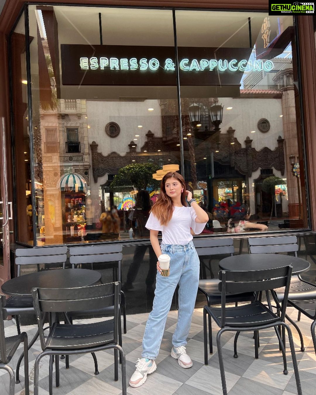 Arishfa Khan Instagram - Coffee in one hand, Confidence in other!🧋🤍 #throwback #singapore Universal Studios Singapore