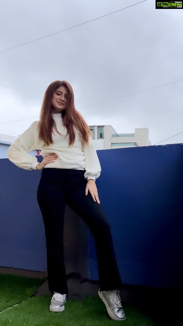 Arishfa Khan Instagram - They said “You only live once” but @beingsalmankhan said . . . 🤓🤭 📍 Pretty place: @thribecreatorslab @thribecreators ❤️ #jeenekehainchaardin #dancetrends #dance #reels #reelsinstagram #reelitfeelit