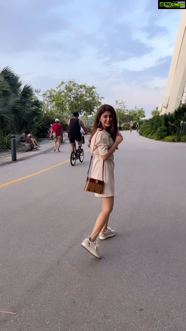 Arishfa Khan Instagram - GARDENS BY THE BAY!! 🌴🪵 #snacted #transition #gardenbythebay #trip #fun #reels #reelsinstagram #reelitfeelit Gardens by the bay