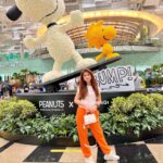 Arishfa Khan Instagram – Caption please! 🧡🖤🤍 Singapore Airport T3