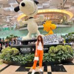 Arishfa Khan Instagram - Caption please! 🧡🖤🤍 Singapore Airport T3