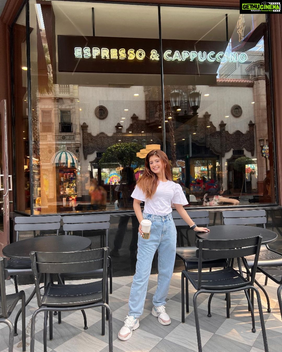 Arishfa Khan Instagram - Coffee in one hand, Confidence in other!🧋🤍 #throwback #singapore Universal Studios Singapore