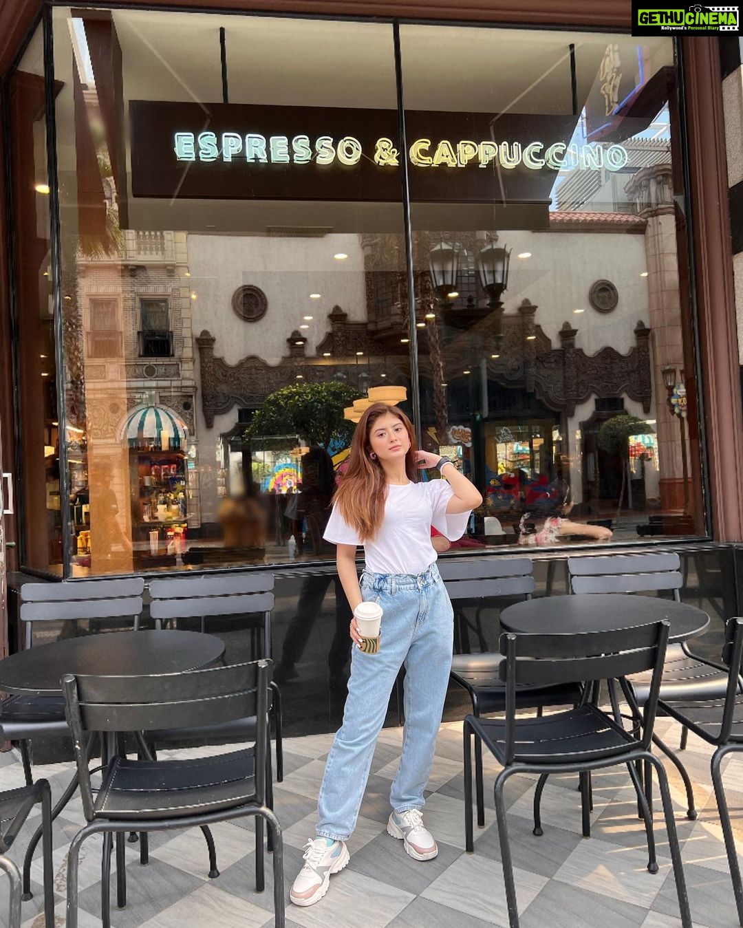 Arishfa Khan Instagram - Coffee in one hand, Confidence in other!🧋🤍 #throwback #singapore Universal Studios Singapore
