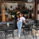 Arishfa Khan Instagram - Coffee in one hand, Confidence in other!🧋🤍 #throwback #singapore Universal Studios Singapore