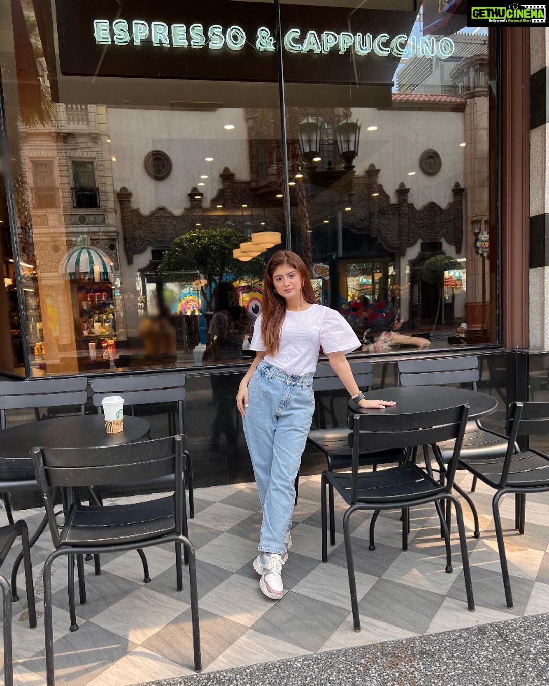 Arishfa Khan Instagram - Coffee in one hand, Confidence in other!🧋🤍 #throwback #singapore Universal Studios Singapore