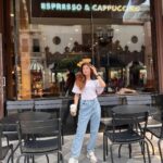 Arishfa Khan Instagram - Coffee in one hand, Confidence in other!🧋🤍 #throwback #singapore Universal Studios Singapore
