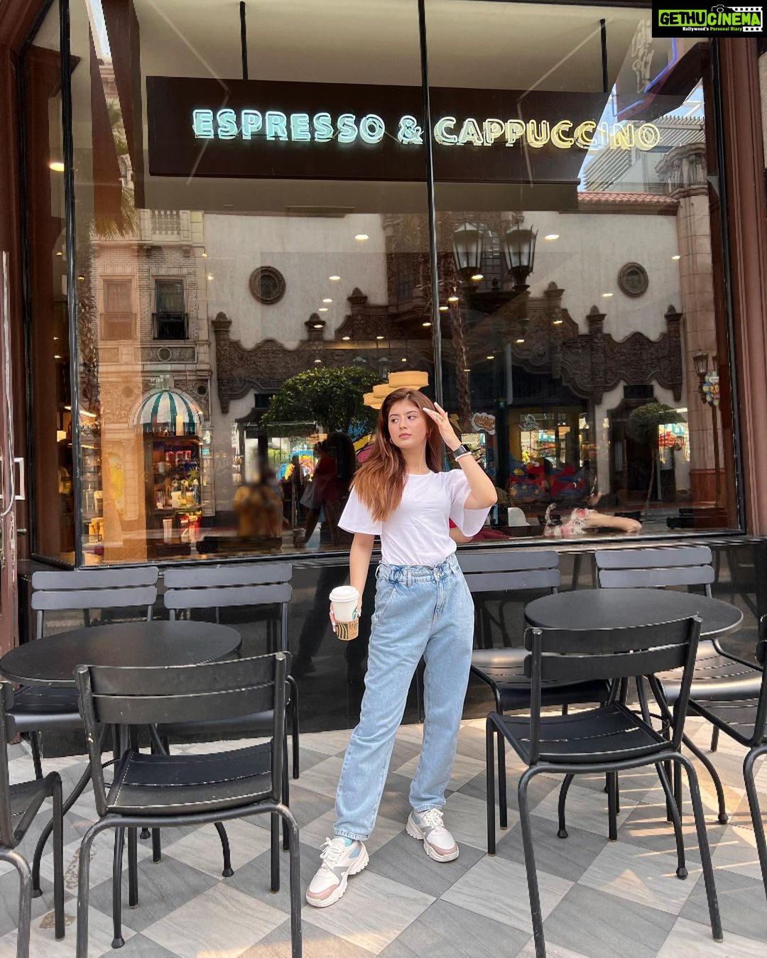 Arishfa Khan Instagram - Coffee in one hand, Confidence in other!🧋🤍 #throwback #singapore Universal Studios Singapore