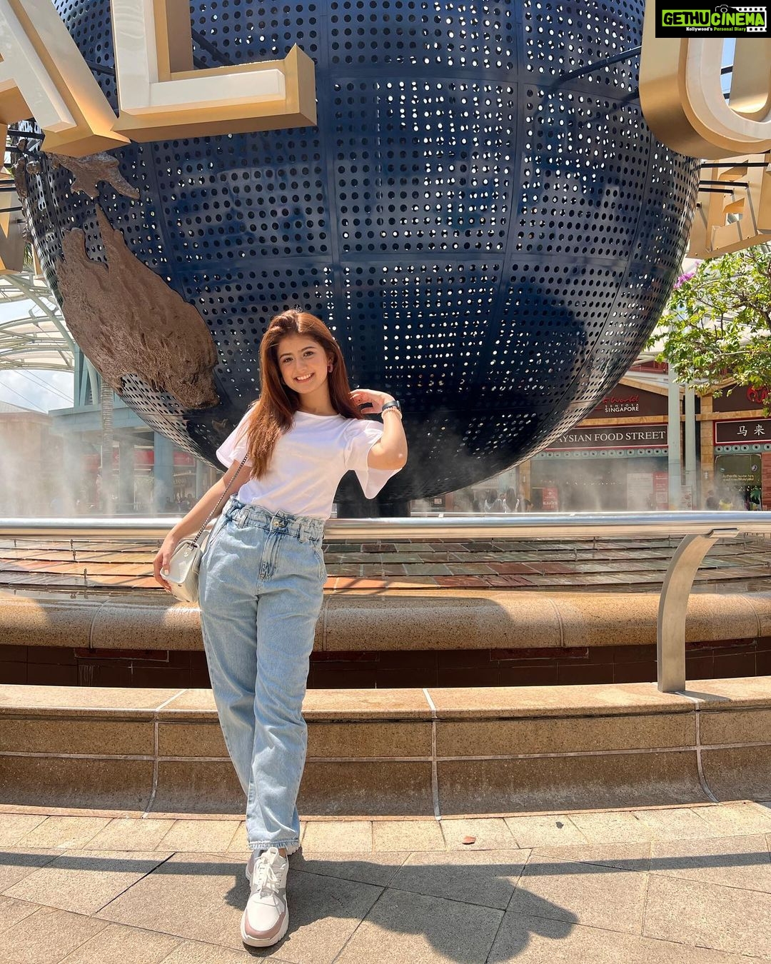 Arishfa Khan Instagram - Day 01 in Singapore✨😍🌎 #universalstudios #singapore #trip #happiness Universal Studios Singapore