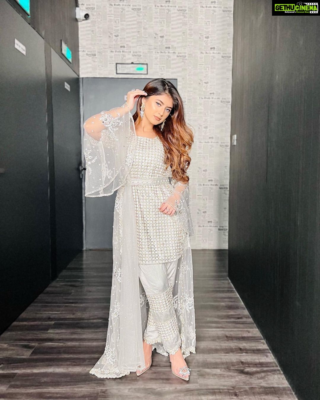 Arishfa Khan Instagram - EID MUBARAK🤍✨ 📍Beautiful location: @thribecreatorslab @thribecreators 🌟 Wearing: @asbaabofficial Eid vlog coming soon on my youtube channel.💫 #eidmubarak #eid2022 #eidoutfit #blessed #alhamdulillahforeverything
