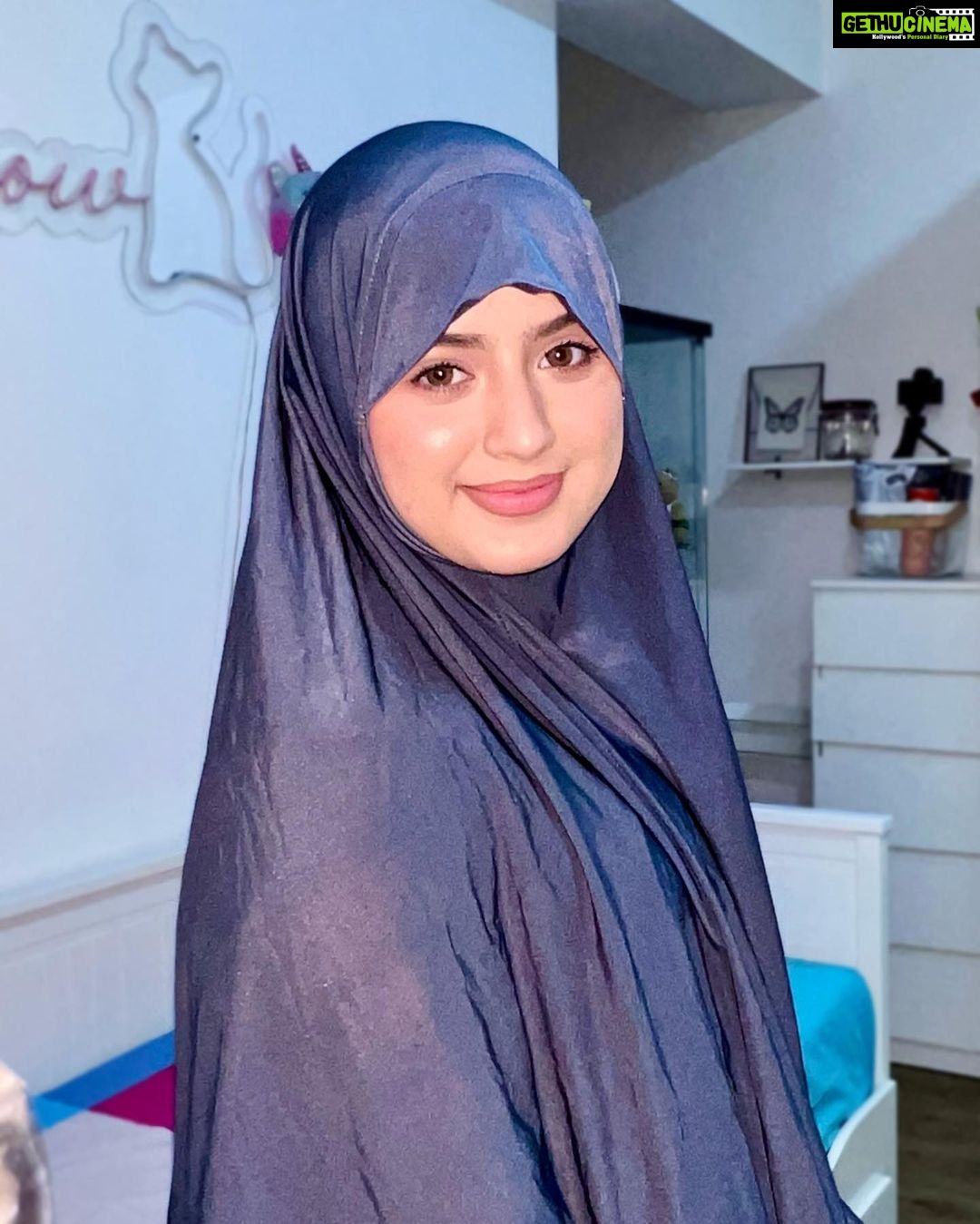 Arishfa Khan Instagram - 𝘈𝘭𝘭𝘢𝘩 𝘪𝘴 𝘢𝘭𝘸𝘢𝘺𝘴 𝘸𝘪𝘵𝘩 𝘵𝘩𝘰𝘴𝘦 𝘸𝘩𝘰 𝘢𝘳𝘦 𝘵𝘳𝘶𝘭𝘺 𝘱𝘢𝘵𝘪𝘦𝘯𝘵! 𝘑𝘶𝘮𝘮𝘢𝘩 𝘔𝘶𝘣𝘢𝘳𝘢𝘬🤍 #𝘖𝘭𝘥𝘱𝘩𝘰𝘵𝘰