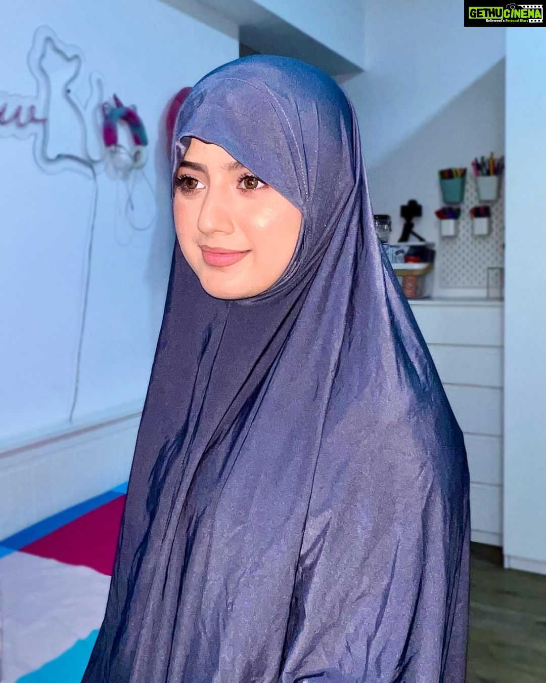 Arishfa Khan Instagram - 𝘈𝘭𝘭𝘢𝘩 𝘪𝘴 𝘢𝘭𝘸𝘢𝘺𝘴 𝘸𝘪𝘵𝘩 𝘵𝘩𝘰𝘴𝘦 𝘸𝘩𝘰 𝘢𝘳𝘦 𝘵𝘳𝘶𝘭𝘺 𝘱𝘢𝘵𝘪𝘦𝘯𝘵! 𝘑𝘶𝘮𝘮𝘢𝘩 𝘔𝘶𝘣𝘢𝘳𝘢𝘬🤍 #𝘖𝘭𝘥𝘱𝘩𝘰𝘵𝘰