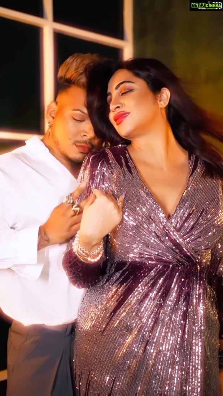 Arshi Khan Instagram - HUMSE toh Chaand bhi jalne lga π . Dedicate this to you @iamsrk sir πΊπΌ . @arshikofficial . #feelitreelit #feelkaroreelkaro #trending #arshan #arshikhan #eshanmasih . Shoot by @black_lotus99 Location @byou.in