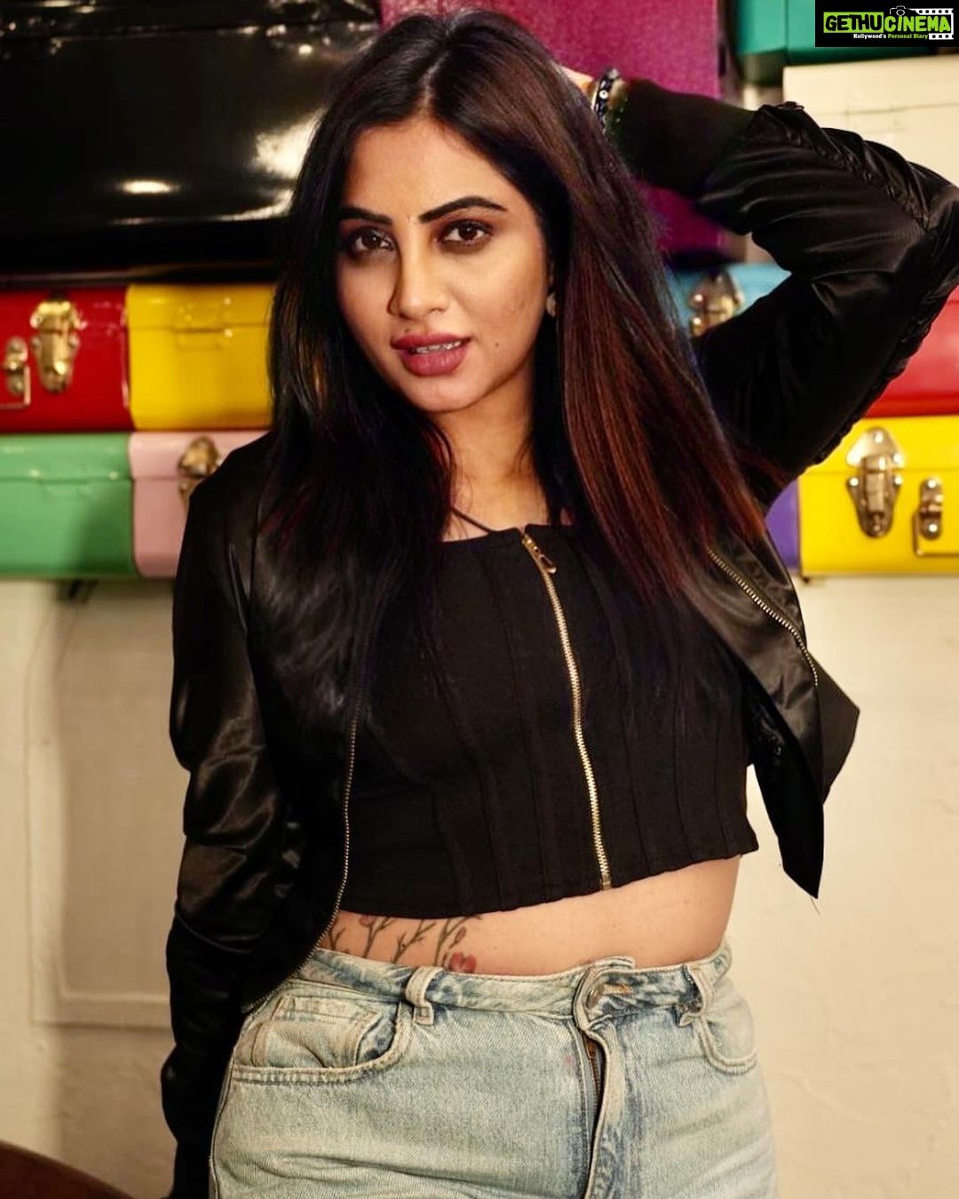 Arshi Khan Instagram - Courage doesn’t always roar. Sometimes courage is the quiet. At the end of the day saying, “ I WILL TRY AGAIN TOMORROW “ #arshi #arshikhan