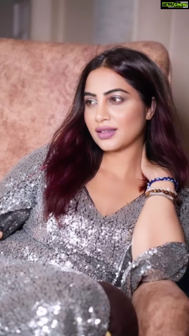 Arshi Khan Instagram - ❤️❤️❤️❤️ Bharosa lafz chota sa hai magar yaqin Dilane me puri zindagi nikal jaati hai ❤️❤️ #arshi #arshikhan