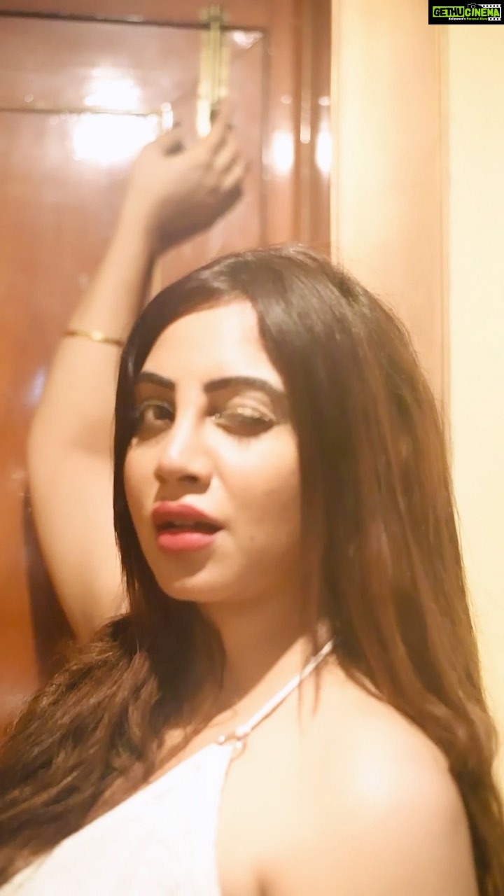 Arshi Khan Instagram - Jannat dikhati me 😂😂😂 #arshi #arshikhan #reels #reelsinstagram #reelsvideo #reelitfeelit @eshanmasihchrist