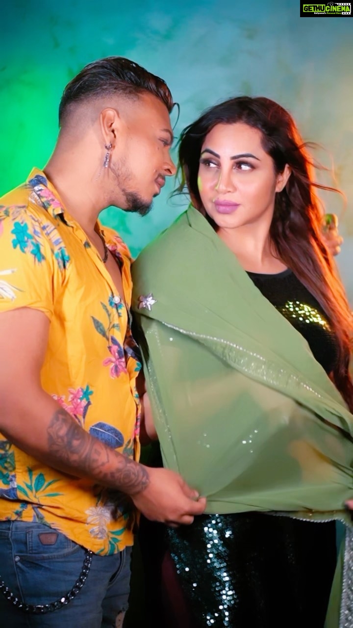 Arshi Khan Instagram - Yoon Shabnami 😍 Pehle Nahi thi Chandni 😉 @arshikofficial . #feelitreelit #feelkaroreelkaro #trending #arshan #eshanmasih #arshikhan . Shoot by @black_lotus99 Location @byou.in