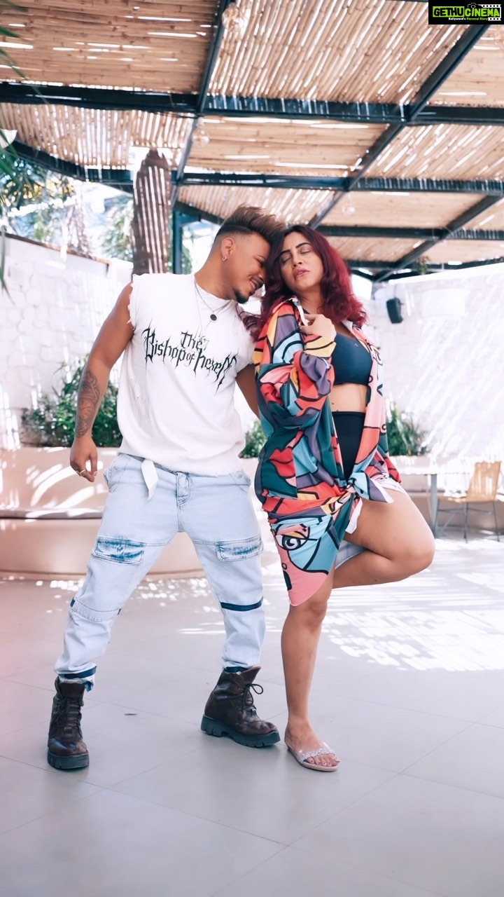 Arshi Khan Instagram - Trending 🔥 with bombshell @arshikofficial . #feelitreelit #feelkaroreelkaro #trending #arshikhan #eshanmasih . Location @silkroutejuhu Shoot by @black_lotus99