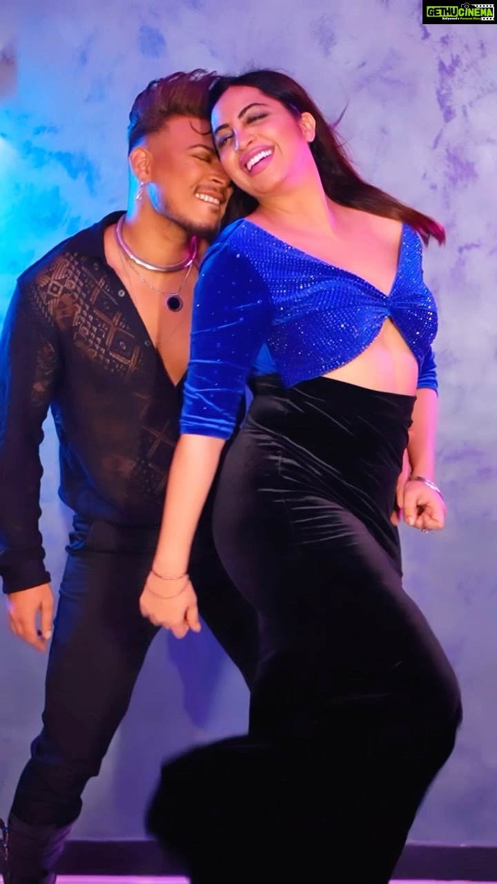 Arshi Khan Instagram - Darne wali kya baat hai jab saath me hai dilbar ❤️ #arshi #arshikhan #reels #reelsinstagram @eshanmasihchrist #salmankhan #karishmakapoor