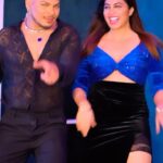 Arshi Khan Instagram - Which next 90’s song u all want us to perform?? 🕺🏼💃🏻 @eshanmasihchrist . #feelitreelit #feelkaroreelkaro #arshikhan #arshan #eshanmasih
