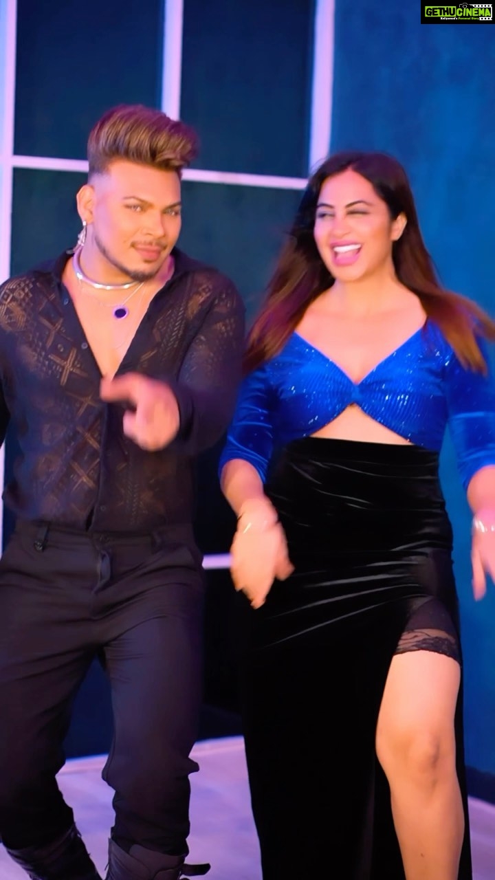 Arshi Khan Instagram - Which next 90βs song u all want us to perform?? πΊπΌππ» @eshanmasihchrist . #feelitreelit #feelkaroreelkaro #arshikhan #arshan #eshanmasih
