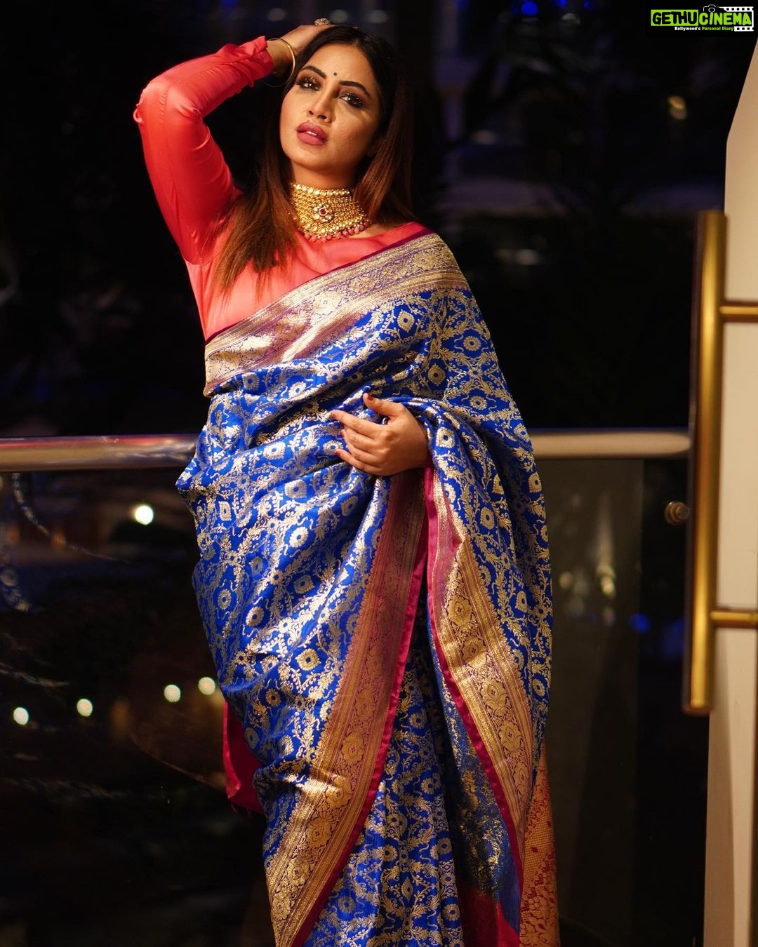 Arshi Khan Instagram - Eid Mubarak Awaam #eid #khairmubarak🌙 #arshi #arshikhan #sherukrishnagoni Makeup by @hema_dhavan Designer @vidyamourya096
