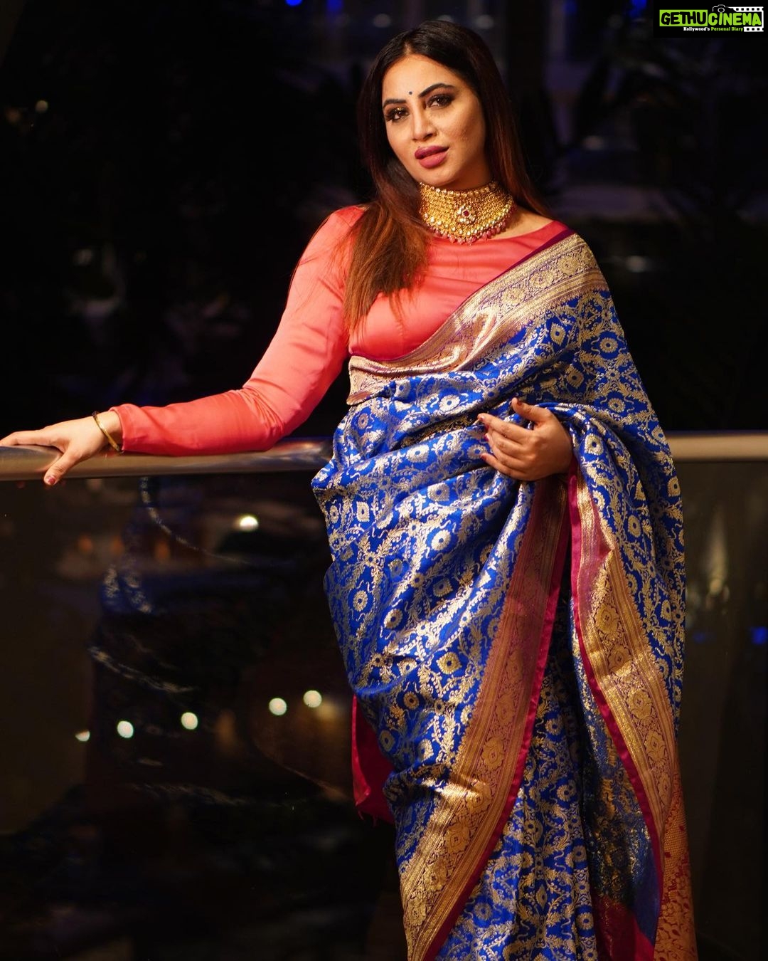Arshi Khan Instagram - Eid Mubarak Awaam #eid #khairmubarak🌙 #arshi #arshikhan #sherukrishnagoni Makeup by @hema_dhavan Designer @vidyamourya096