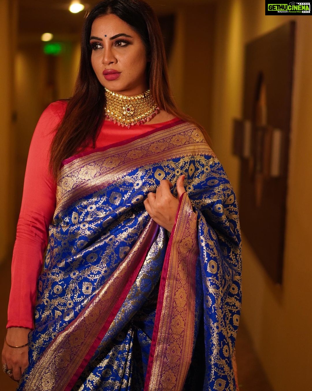 Arshi Khan Instagram - Eid Mubarak Awaam #eid #khairmubarak🌙 #arshi #arshikhan #sherukrishnagoni Makeup by @hema_dhavan Designer @vidyamourya096