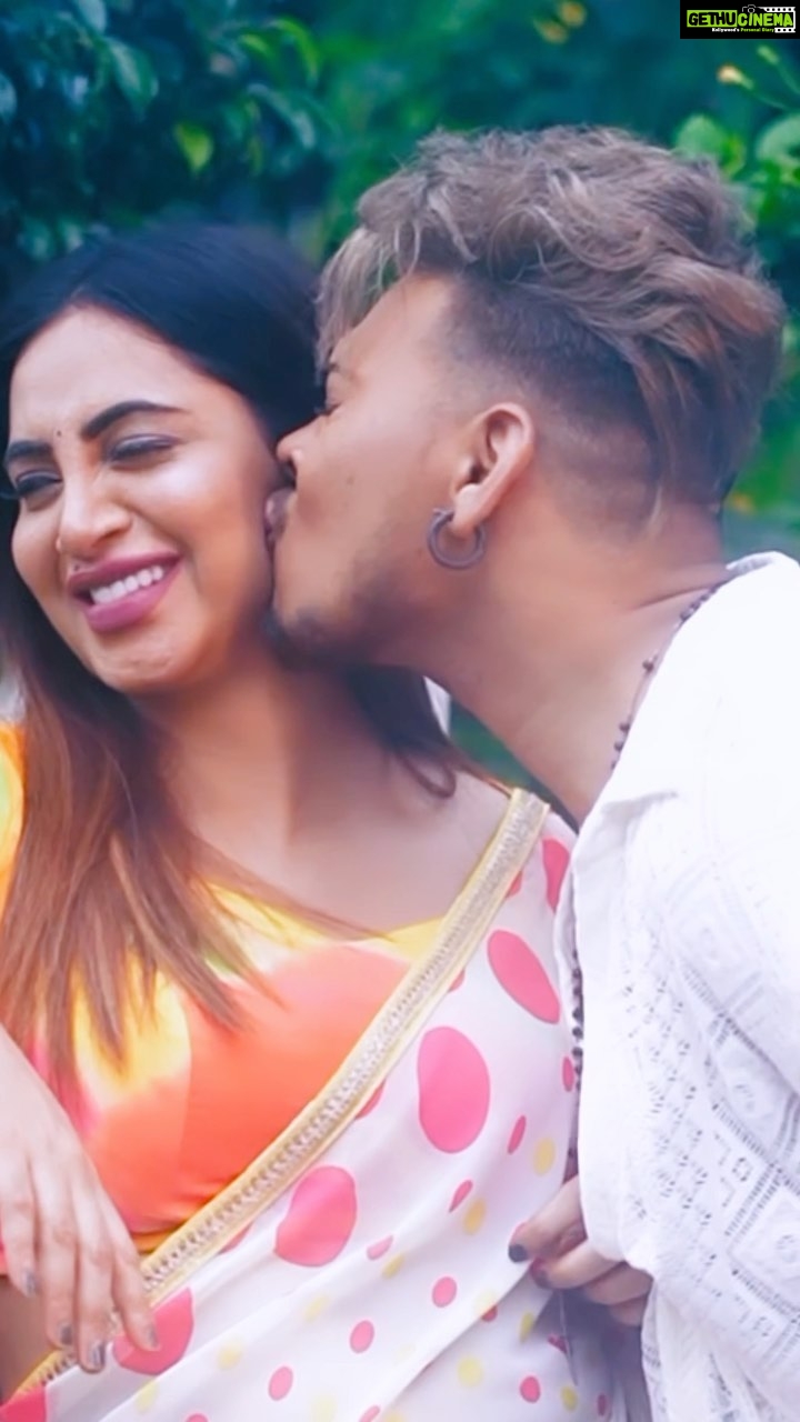 Arshi Khan Instagram - Where you want me to kiss next 💋😘? @arshikofficial . #feelitreelit #feelkaroreelkaro #trending #arshan #arshikhan #eshanmasih