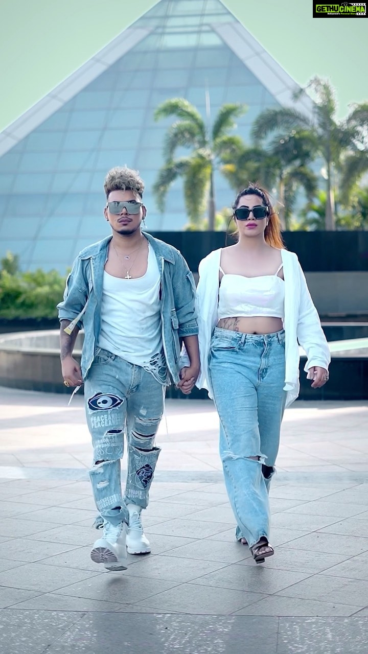 Arshi Khan Instagram - Who all are Denim lovers here ?👖😍 @arshikofficial . #RudeboyXBabyboy #feelitreelit #feelkaroreelkaro #trending #arshan #arshikhan . Shoot by @akphotography_mumbai Edit by @ismilemasih.official Location @eskayresorts