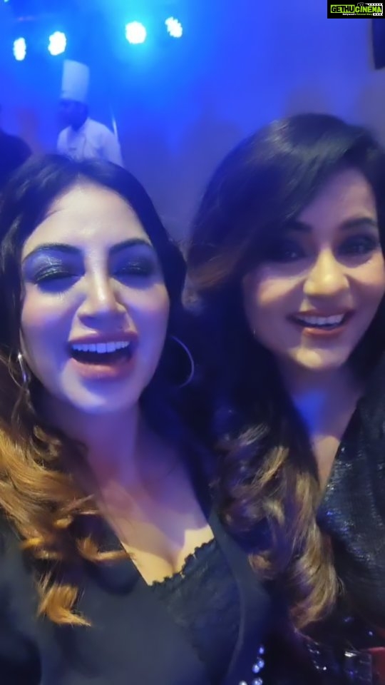 Arshi Khan Instagram - Kaise Hua ...Kaise Hua 😁🤣 @arshikofficial It was lovely meeting you after so many years . Lots of love darling .keep rocking 😘❤️ #trendingreels #reels #reelitfeelit #charulmalik #arshikhan #love #reelsinstagram #instagram #filmy