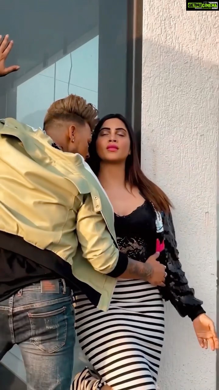 Arshi Khan Instagram - I am shy ❤️❤️❤️ #arshikhan #reels #reelsinstagram #reelitfeelit #sherukrishnagoni #arshi