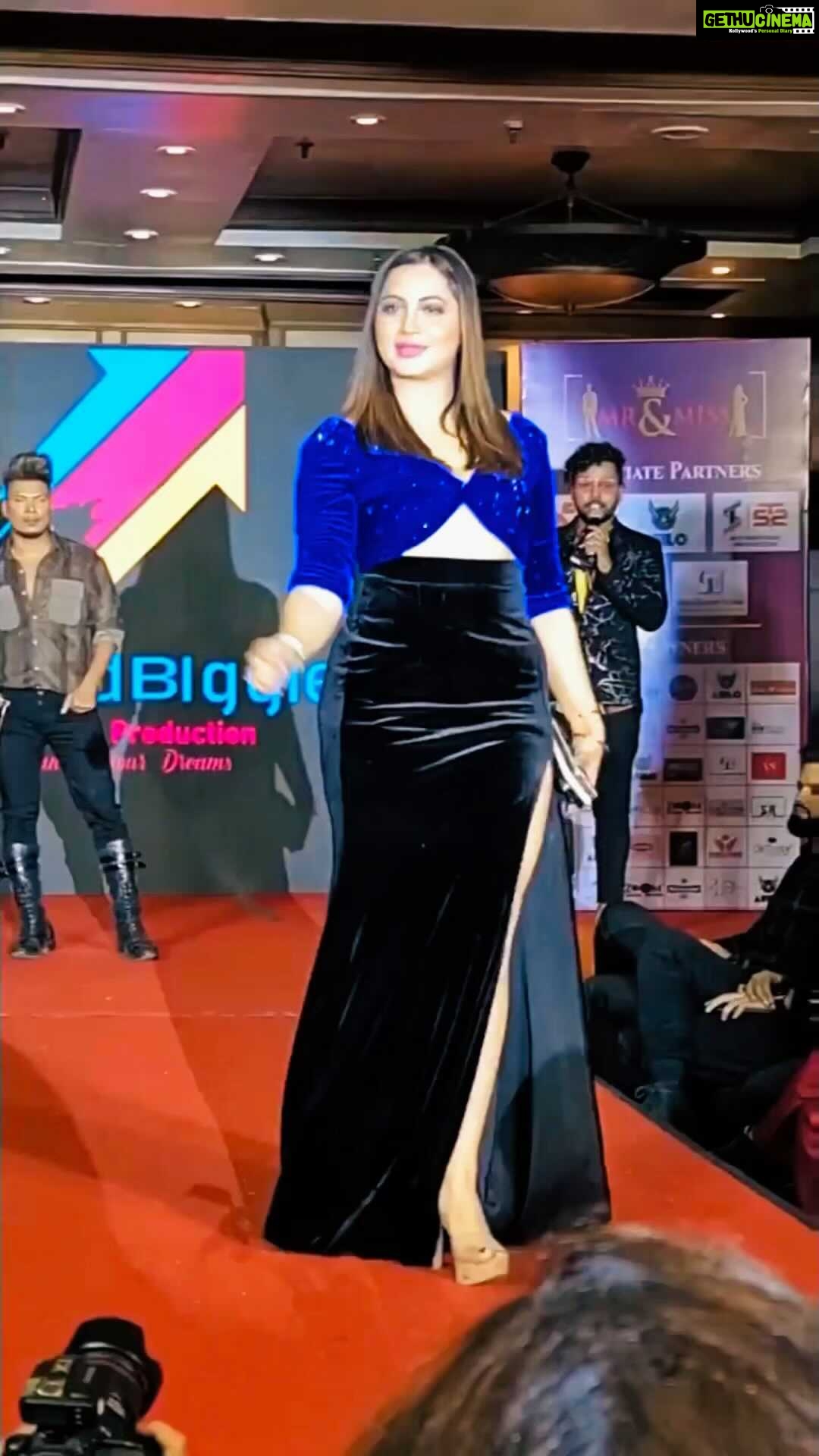 Arshi Khan Instagram - Kabhi aar kabhi paar 😛😛😛😛 @eshanmasihchrist #arshi #arshikhan #eshan #reels #reelsinstagram #reelitfeelit