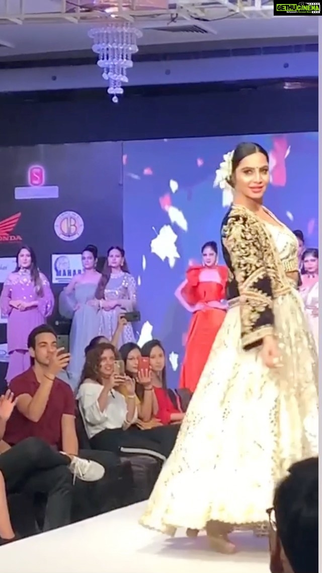 Arshi Khan Instagram - Woow what a walk 😇😇 #arshikhan #arshi #sherukrishnagoni #reel #reelsinstagram #reelitfeelit #reelkarofeelkaro