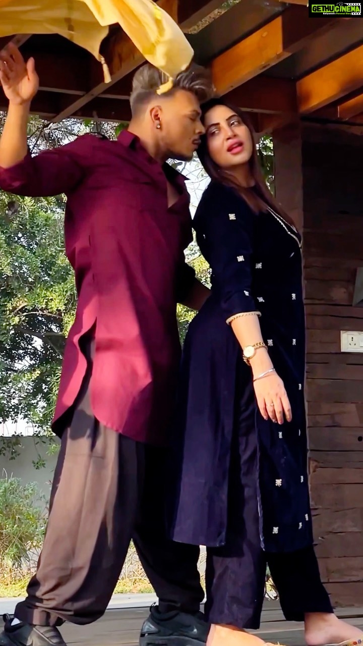 Arshi Khan Instagram - Rate our Reel Chemistry out of 10 🕺🏼💃🏻 @arshikofficial . #feeitreelit #feelkaroreelkaro #trending #arshikhan #bigboss