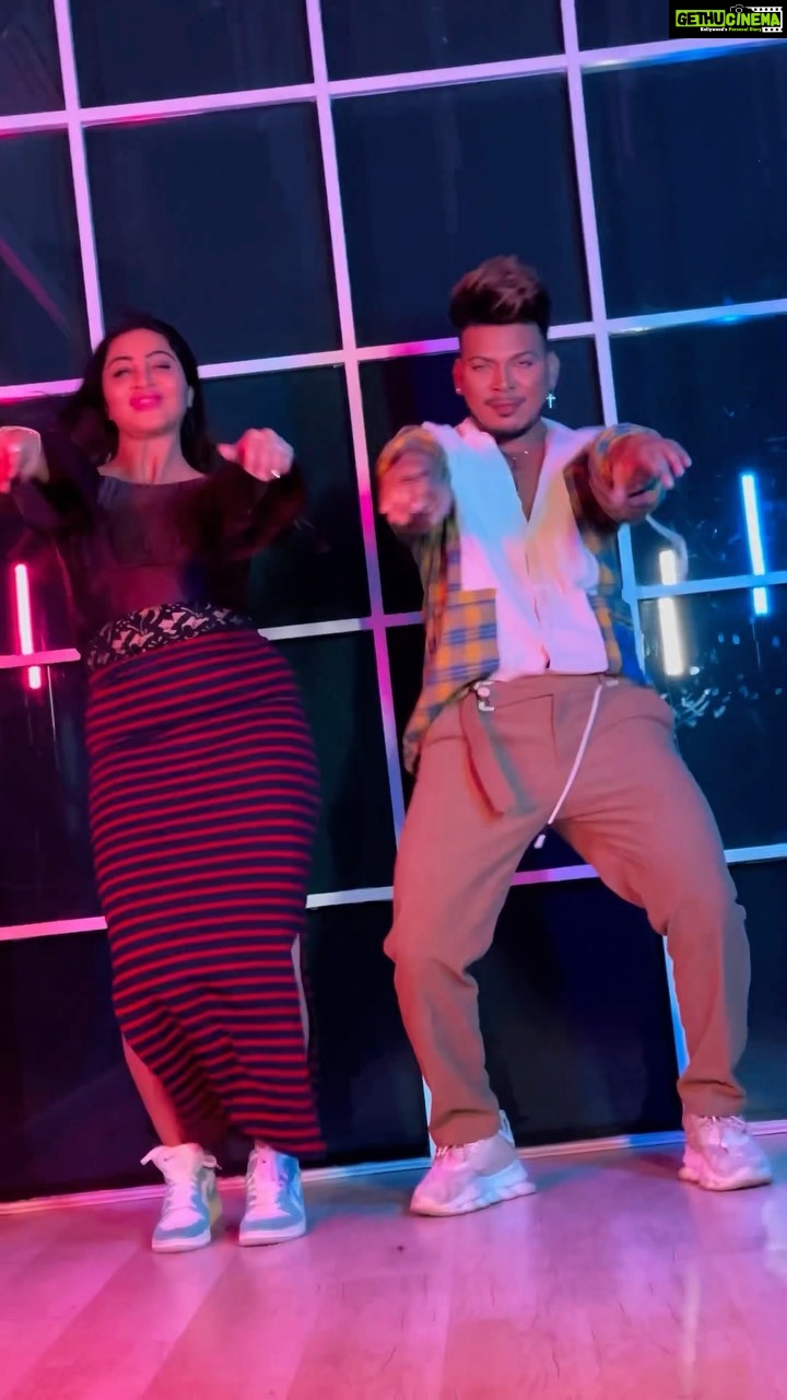 Arshi Khan Instagram - Letโs shake the Booty ๐๐on this Trend @arshikofficial . #feelitreelit #feelkaroreelkaro #trending #dance #arshikhan #eshanmasih . Location @byou.in