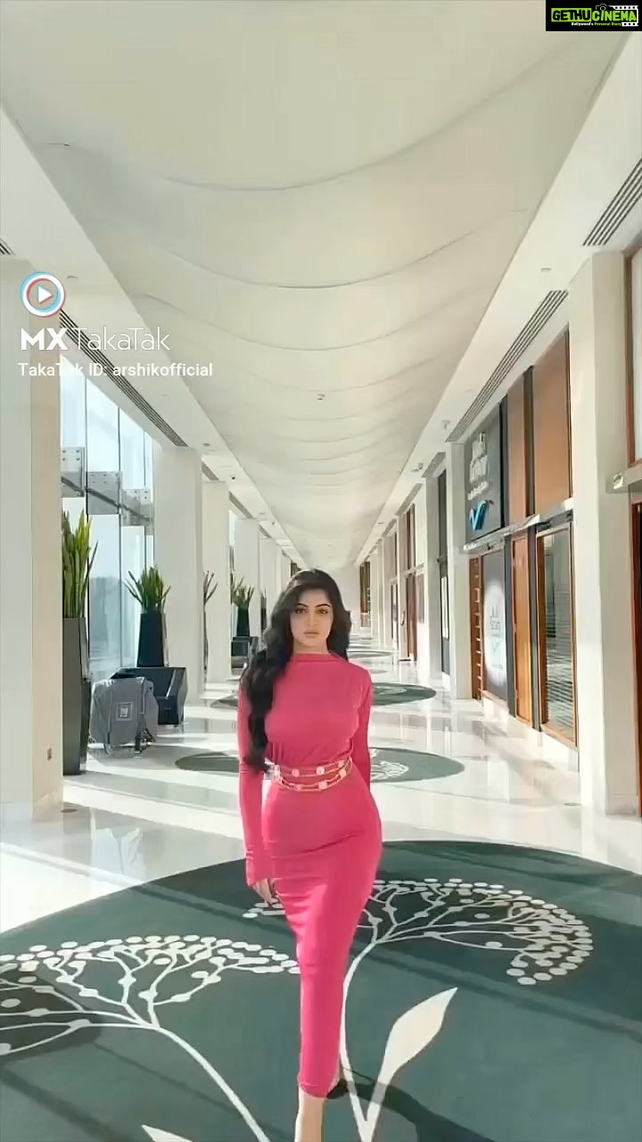 Arshi Khan Instagram - Saamne se aa rahi hu fir bhi palat 😂😂😂😂😂😂 #arshikhanofficial #arshikhan #arshi #sherukrishnagoni #reels #reelsinstagram #reelitfeelit